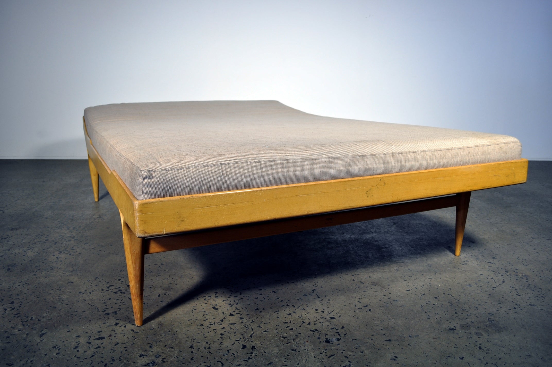 Berlin Daybed by Bruno Mathsson. Under restoration. – Case 22