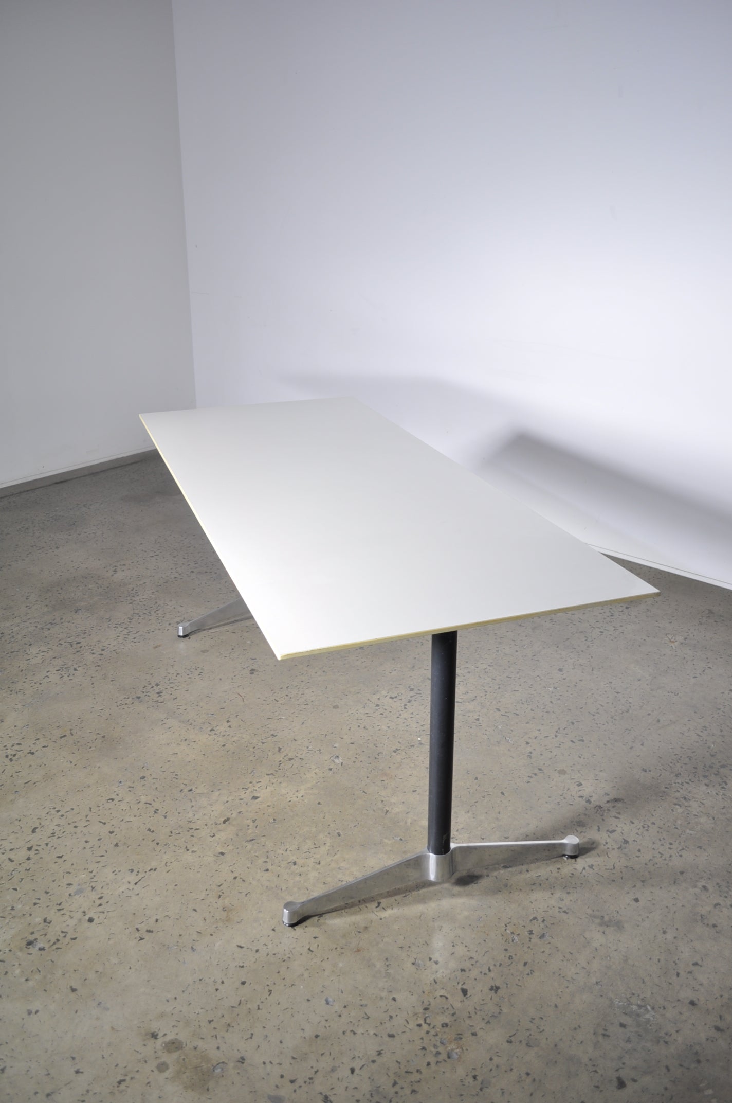 Vitra Table by Eames. Case 22