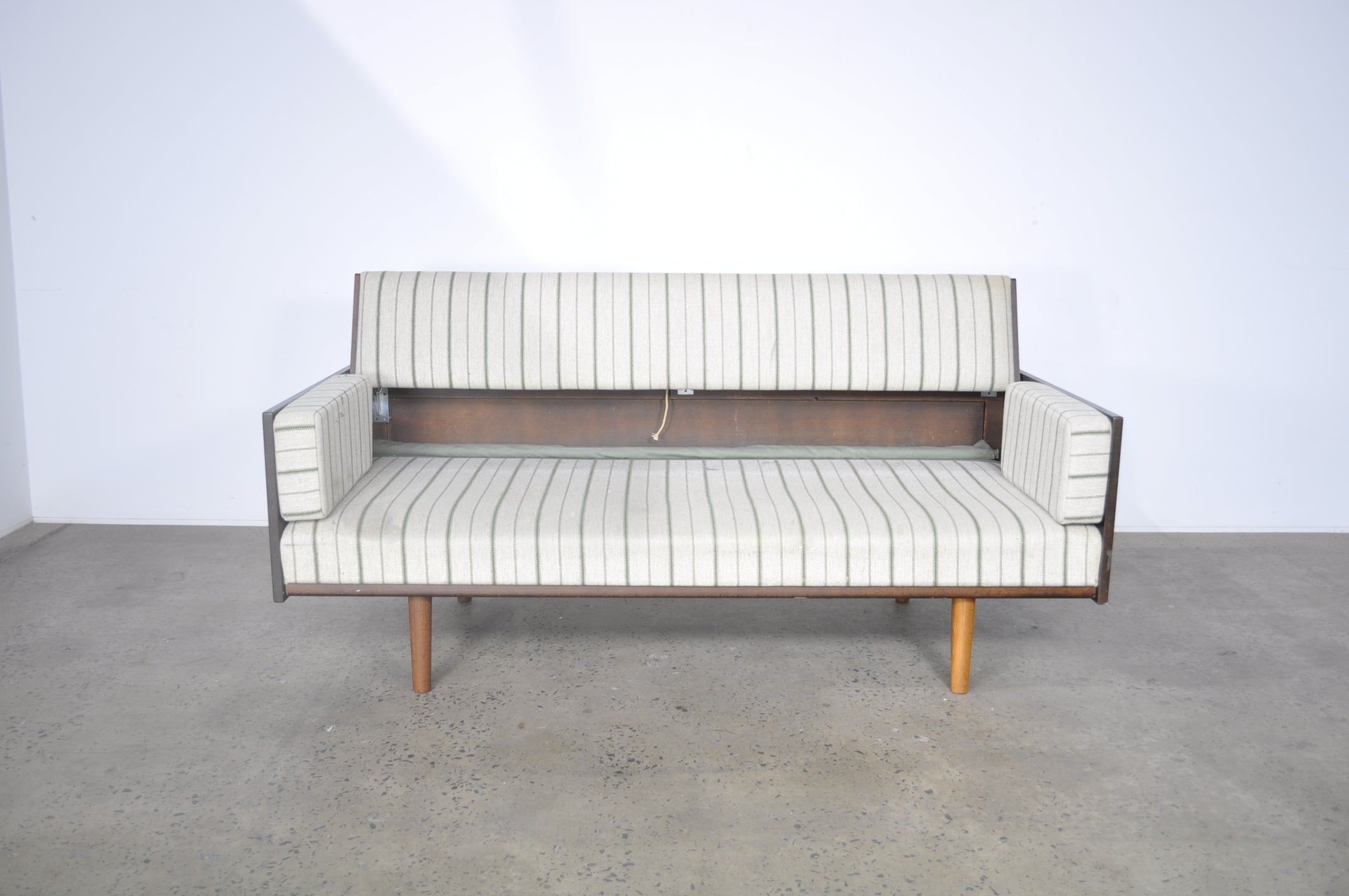 Wegner daybed online