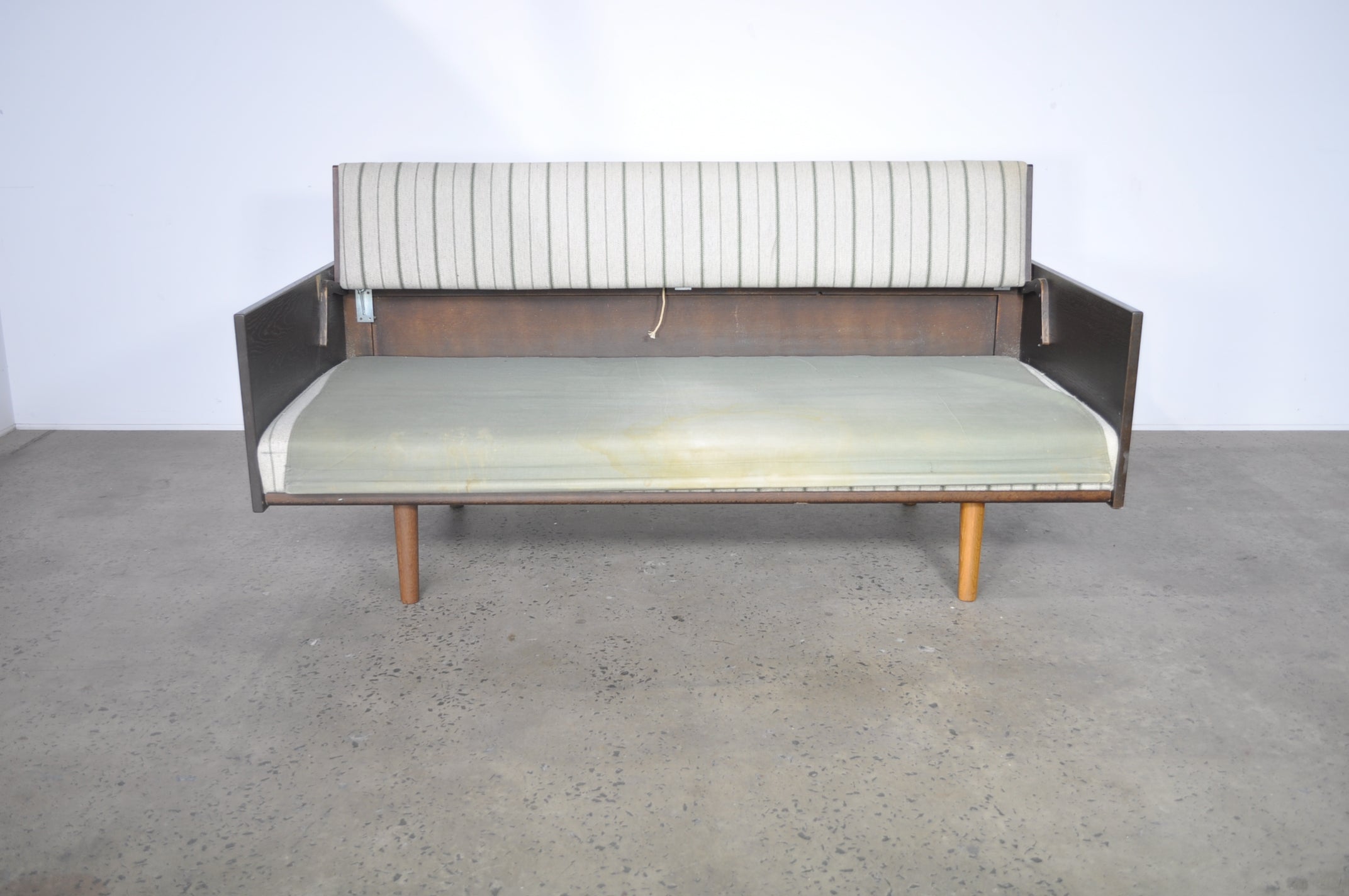 Hans J. Wegner GE6 Daybed Sofa for GETAMA. Case 22