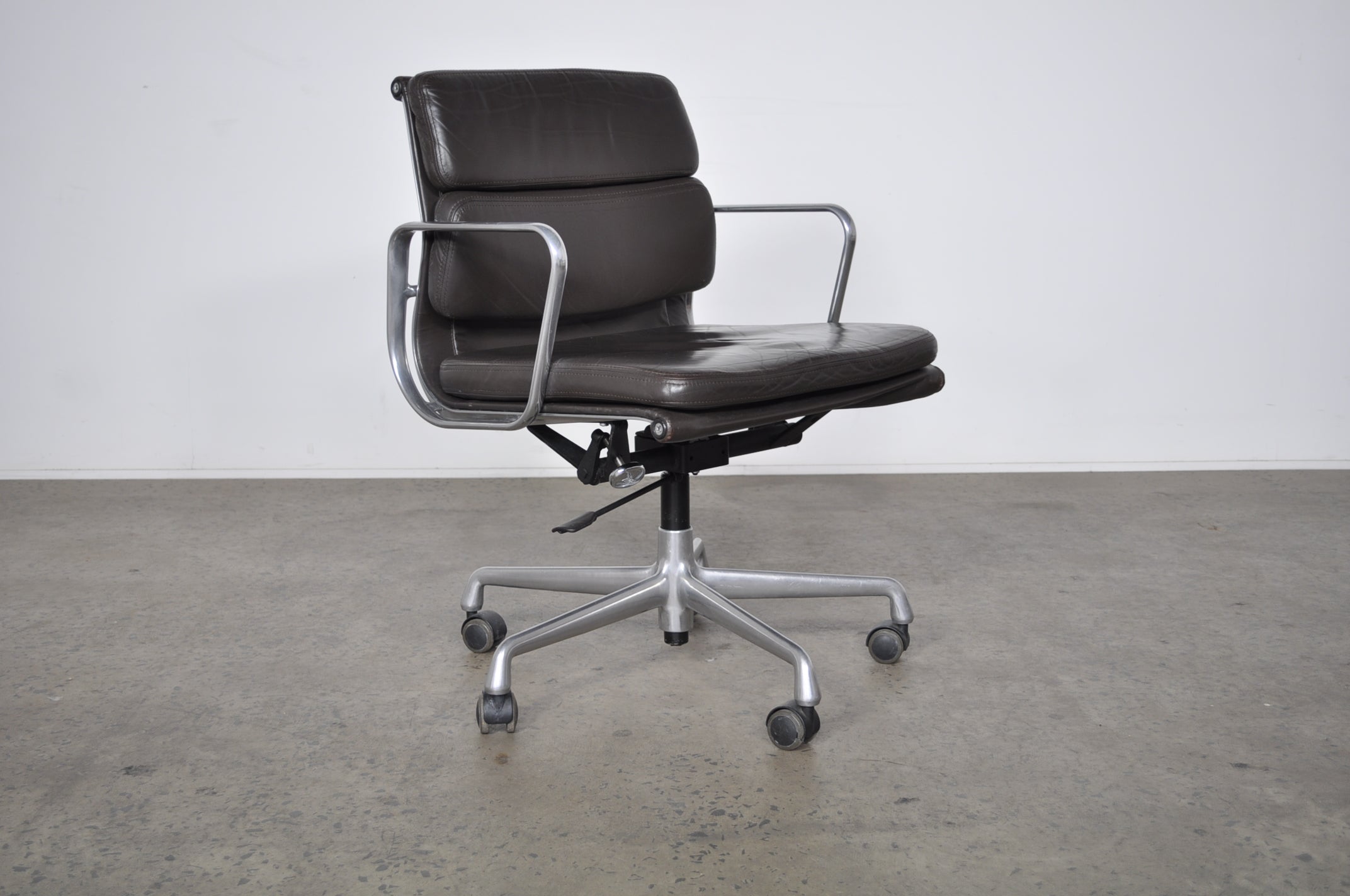 Eames Soft Pad Group Management Chair. Case 22