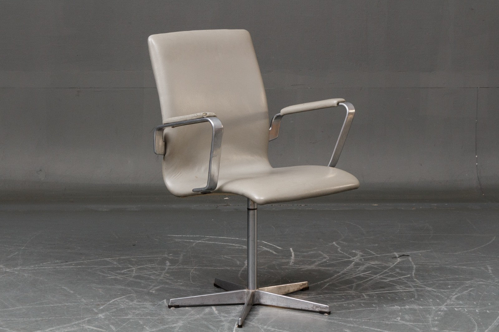 Arne Jacobsen Oxford chairs 3271 Model. Case 22