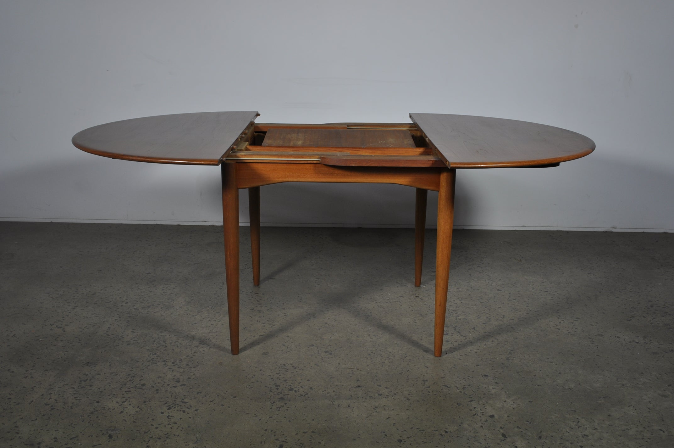 Parker circular extension table. – Case 22