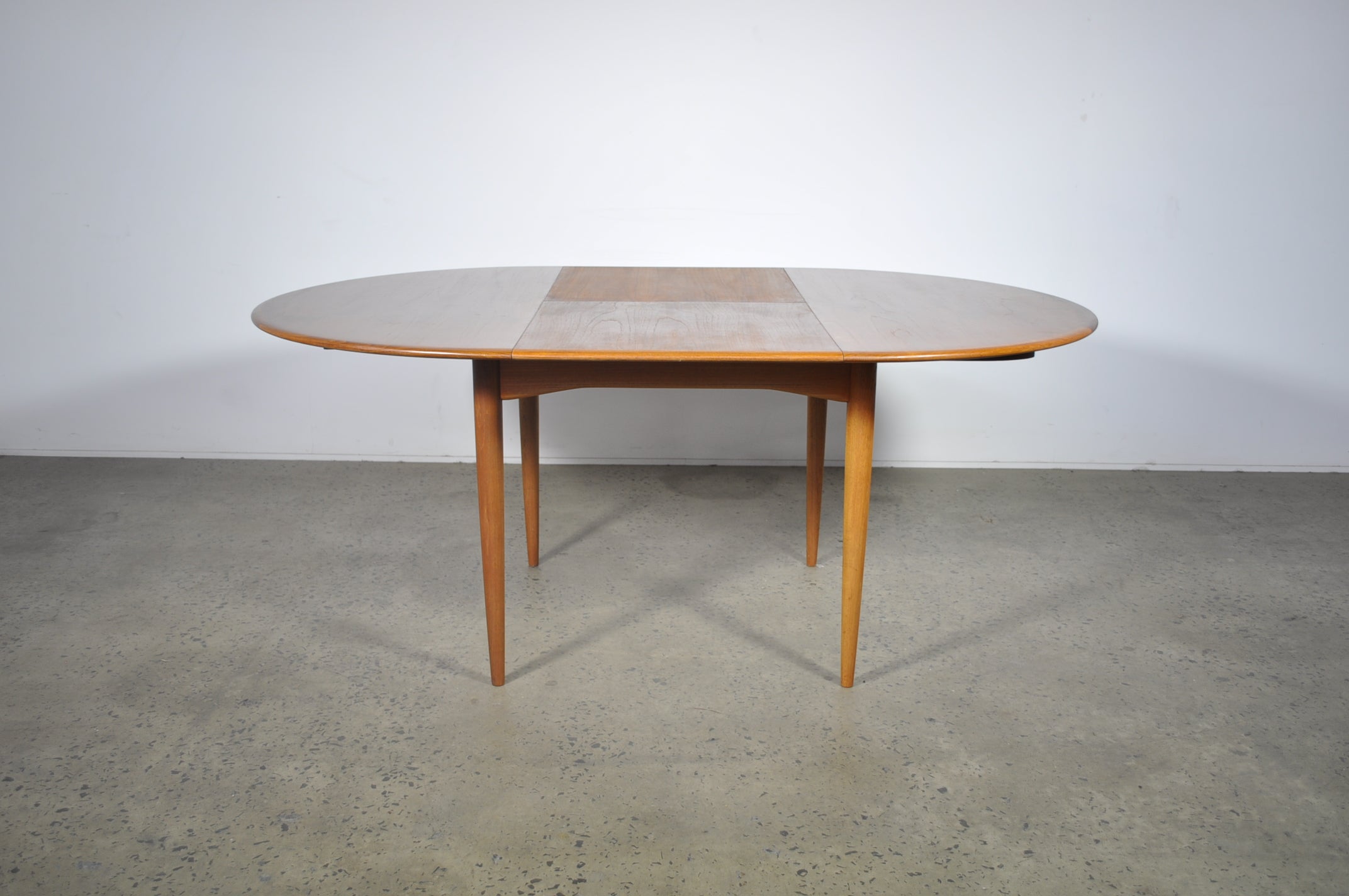 Parker circular extension table. – Case 22