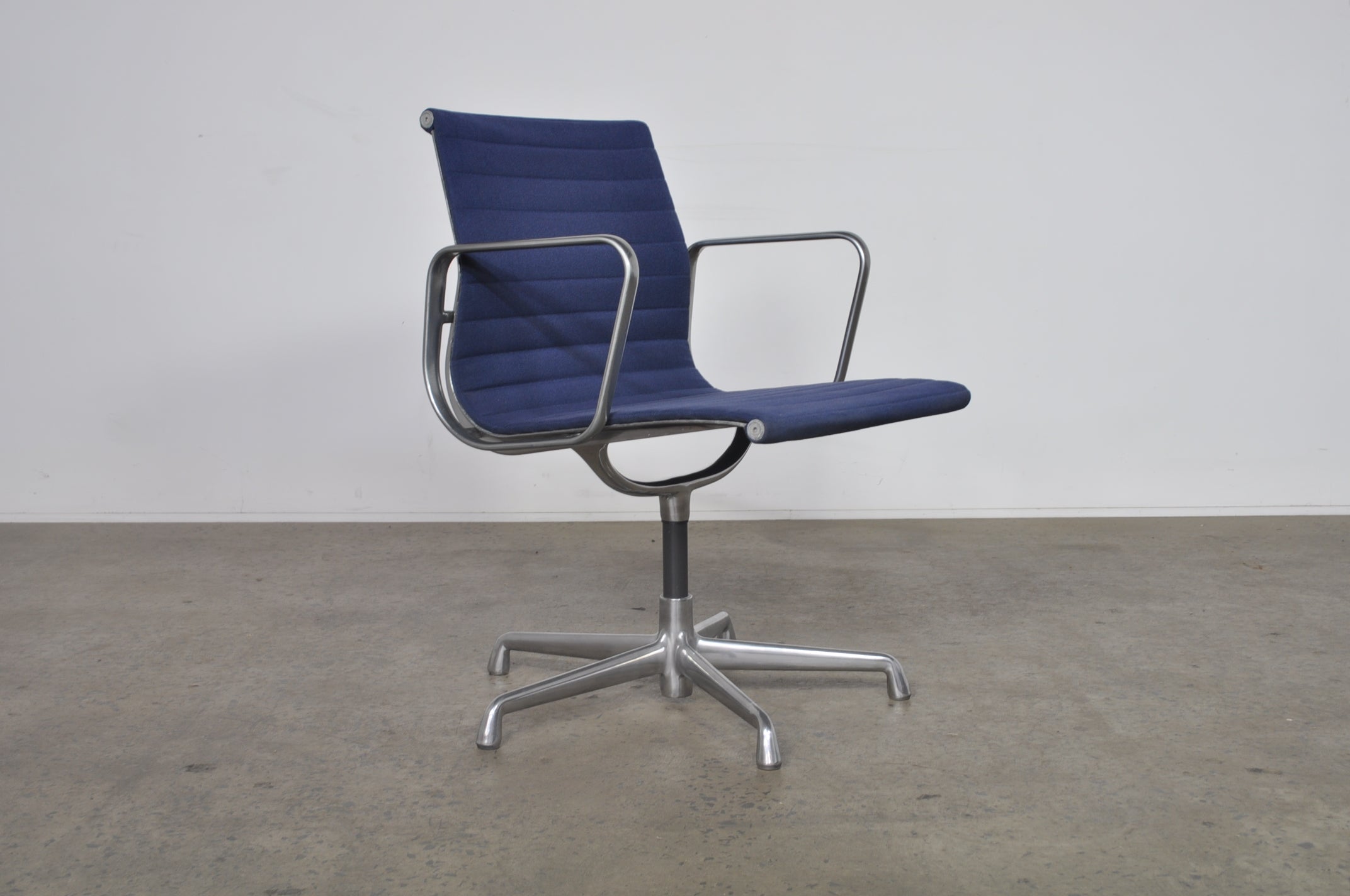 Eames aluminium group chair hot sale