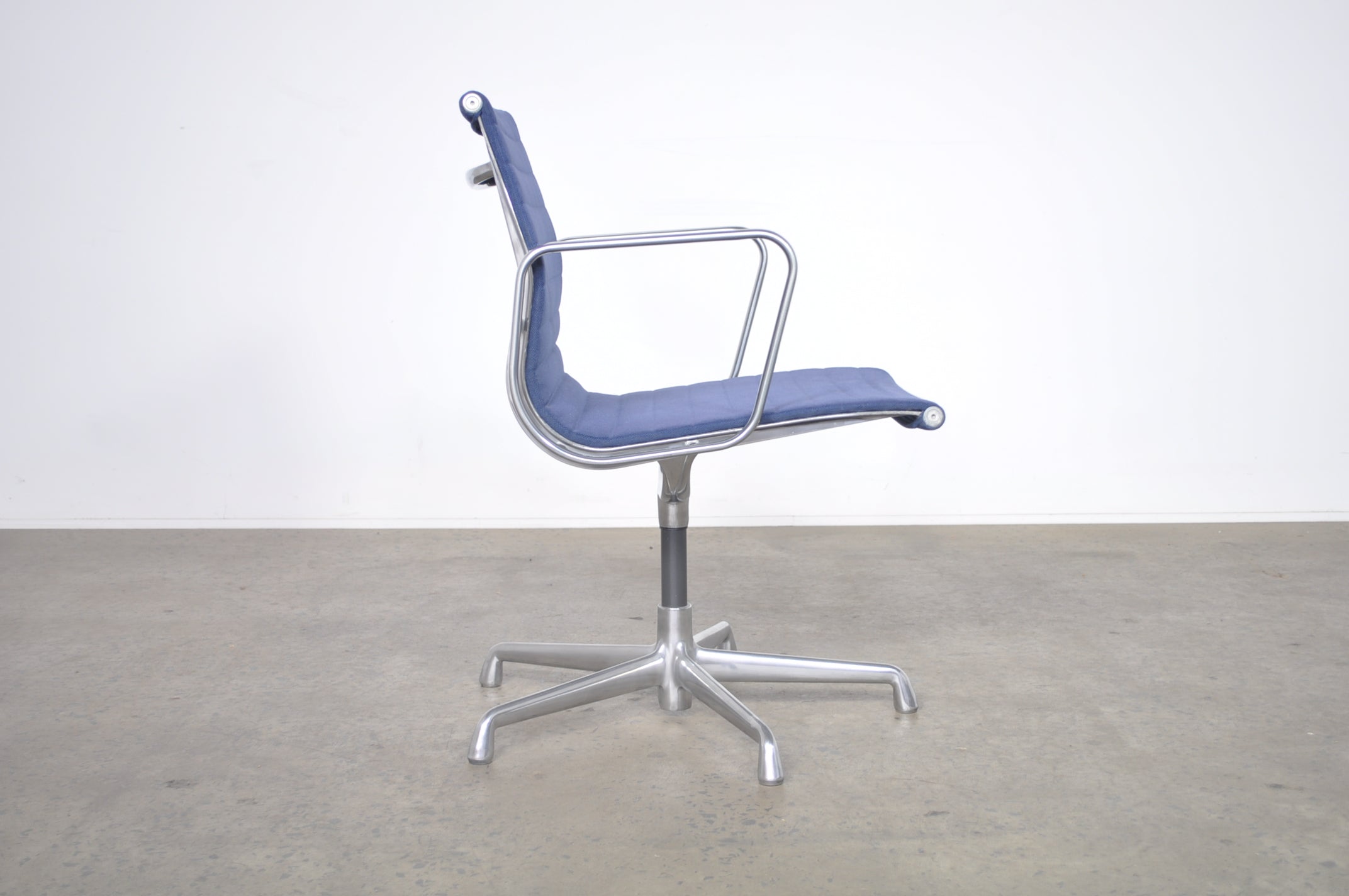 Eames aluminum discount group side chair